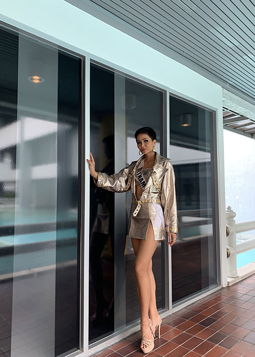 Người đẹp còn lựa chọn các mẫu thiết kế lạ mắt nên càng nhận được sự chú ý.