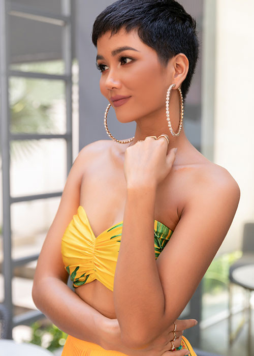 H'hen Niê còn ghi điểm bởi thần thái, cách tạo dáng.