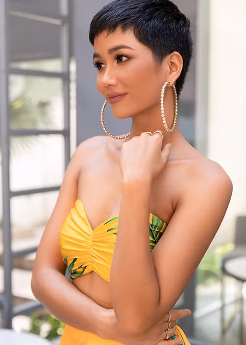 H'hen Niê còn ghi điểm bởi thần thái, cách tạo dáng.