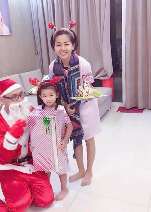 Mai Phương cùng con gái đón Giáng Sinh tại nhà. Trước đó, khi nữ diễn viên nhờ bạn bè tư vấn nơi đón Giáng sinh phù hợp với hai mẹ con, Phùng Ngọc Huy gợi ý địa điểm ở Phan Thiết khiến dân mạng mong cả hai sẽ tái hợp.