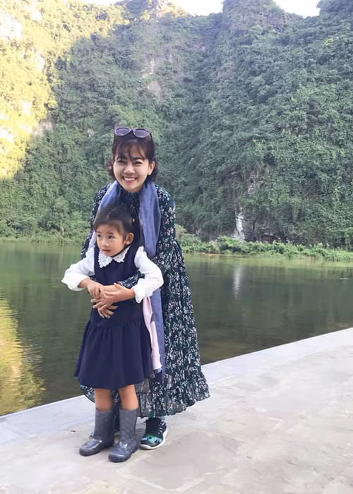 Hình ảnh hai mẹ con Mai Phương trong một chuyến du lịch.