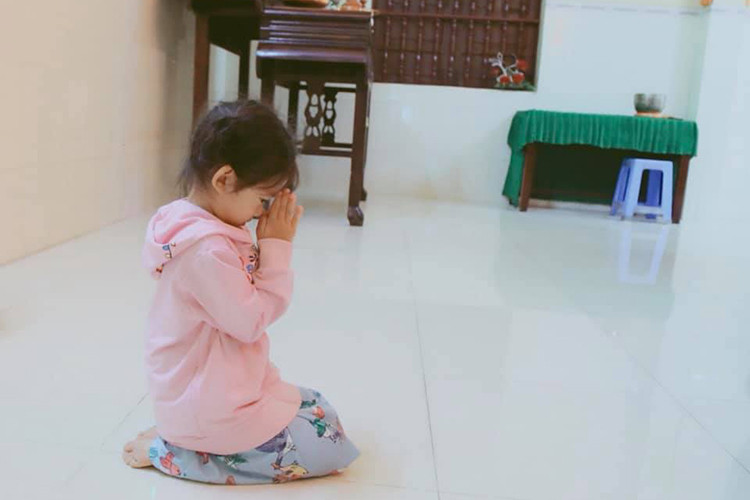 Con gái của Mai Phương và Phùng Ngọc Huy mới 5 tuổi nhưng đã biết quan tâm đến sức của mẹ khi thường cầu nguyện cho mẹ sớm khỏi bệnh.