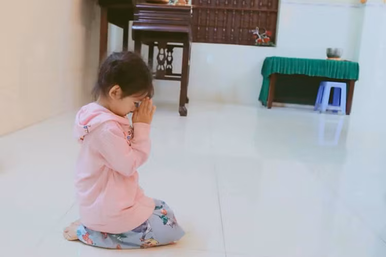 Con gái của Mai Phương và Phùng Ngọc Huy mới 5 tuổi nhưng đã biết quan tâm đến sức của mẹ khi thường cầu nguyện cho mẹ sớm khỏi bệnh.