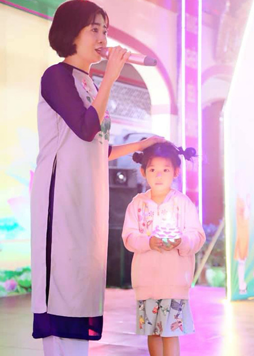 Nữ diễn viên Mai Phương vừa chia sẻ những hình ảnh mới nhất của mình bên cô con gái Lavie. Ở phần bình luận, Phùng Ngọc Huy để lại bình luận: "2 mẹ con dễ thương quá".