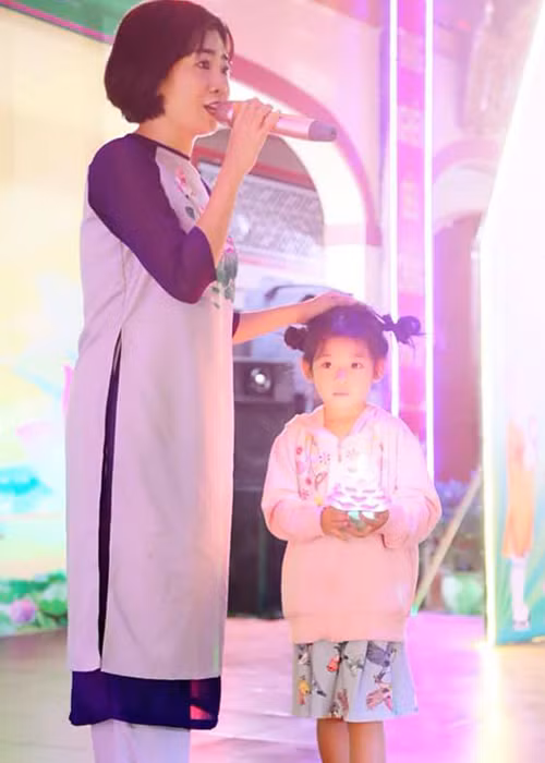 Nữ diễn viên Mai Phương vừa chia sẻ những hình ảnh mới nhất của mình bên cô con gái Lavie. Ở phần bình luận, Phùng Ngọc Huy để lại bình luận: "2 mẹ con dễ thương quá".