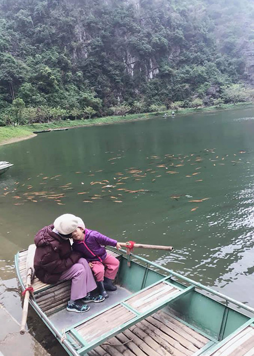 Ngoài thời gian dưỡng bệnh, nữ diễn viên còn tranh thủ đưa con gái đi khám phá nhiều nơi.