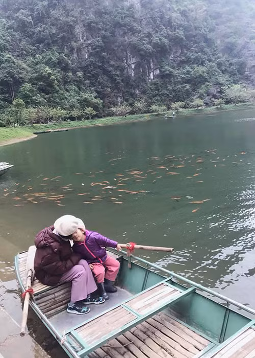 Ngoài thời gian dưỡng bệnh, nữ diễn viên còn tranh thủ đưa con gái đi khám phá nhiều nơi.