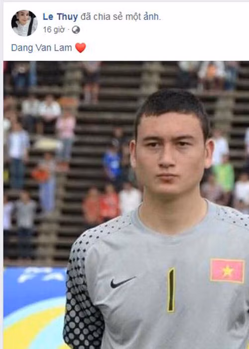 Lê Thúy chia sẻ hình ảnh thủ môn Đặng Văn Lâm kèm biểu tượng trái tim.