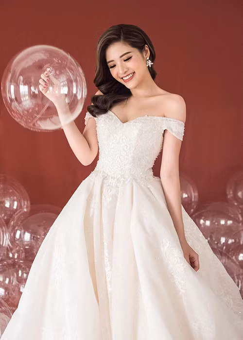 Người đẹp sinh năm 1990 còn là một trong số những sao Việt dự đoán đúng tỉ số 1-0 của trận chung kết giữa Việt Nam và Malaysia.