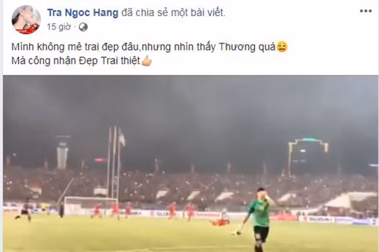 Trà Ngọc Hằng chia sẻ clip Đặng Văn Lâm ôm khung thành khóc khi đội tuyển Việt Nam giành chiến thắng. Người đẹp còn khen thủ môn này điển trai.