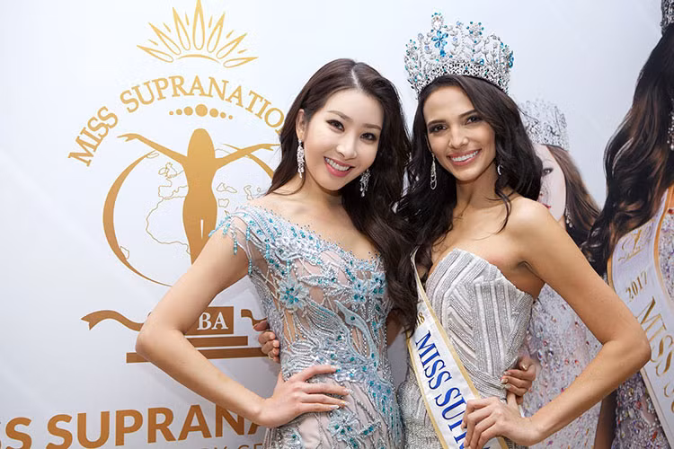 Đương kim hoa hậu Siêu quốc gia đọ sắc cùng cựu hoa hậu.