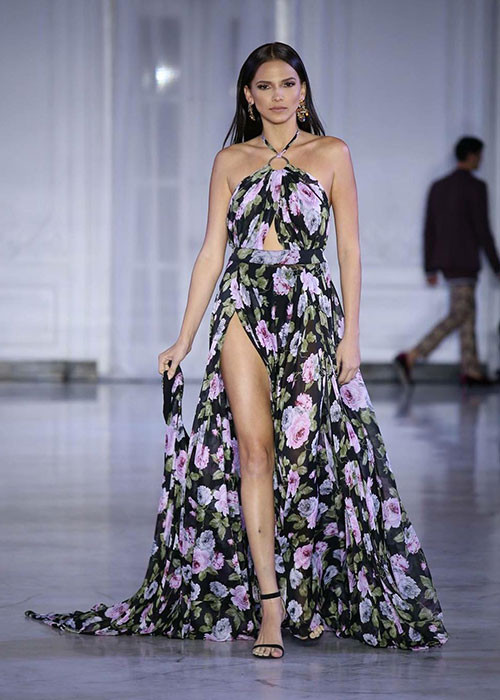 Hình ảnh người đẹp đến từ Puerto Rico khoe chân nuột nà trên sàn catwalk.