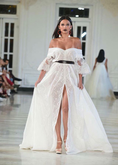 Sở hữu hình thể đẹp miễn chê, tân Hoa hậu tự tin diện trang phục hở táo bạo.