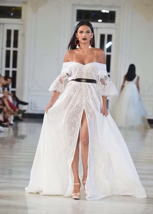 Sở hữu hình thể đẹp miễn chê, tân Hoa hậu tự tin diện trang phục hở táo bạo.