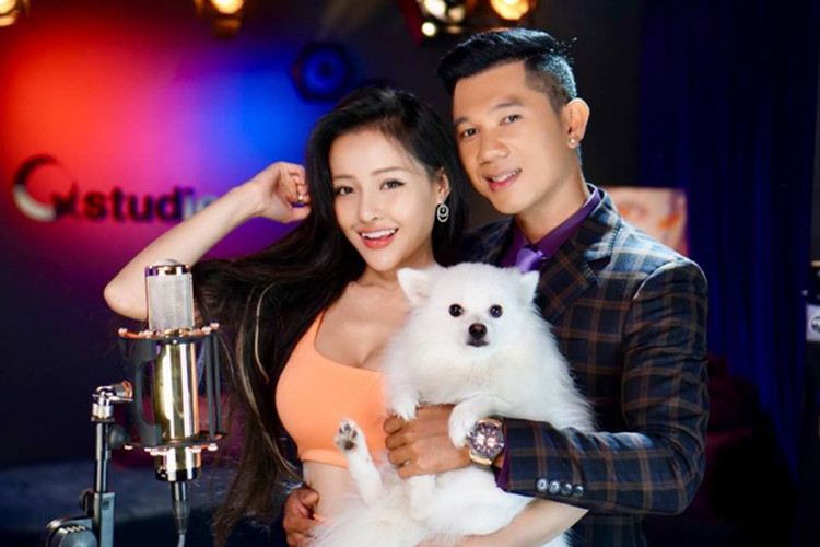 Theo đuổi gu thời trang hở bạo, Ngân 98 đến nay bị gắn mác hot girl thị phi.