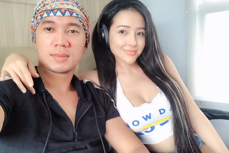 Trên trang facebook cá nhân, Ngân 98 thường xuyên chia sẻ hình ảnh diện trang phục khoe vòng một căng đầy.