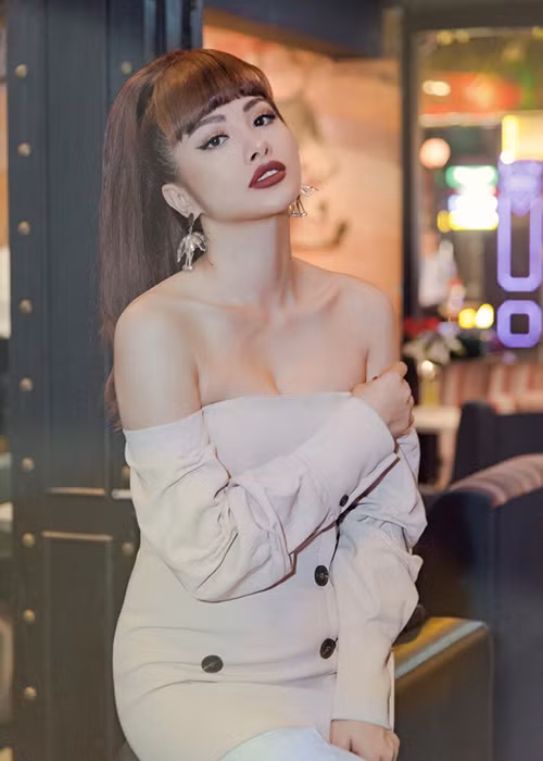 "Tôi không thể đi giải thích về bản thân với tất cả nhưng gợi cảm không có nghĩa là dễ dãi", Trương Nhi chia sẻ trên Dân Việt.