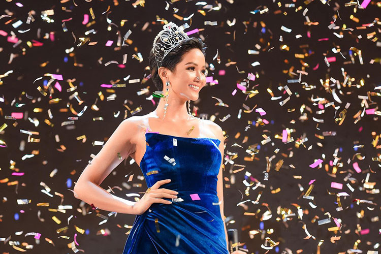 H'hen Niê nổi bật tại cuộc thi Hoa hậu Hoàn vũ Thế giới 2018 bởi mái tóc ngắn cá tính, làn da nâu cùng vóc dáng săn chắc.