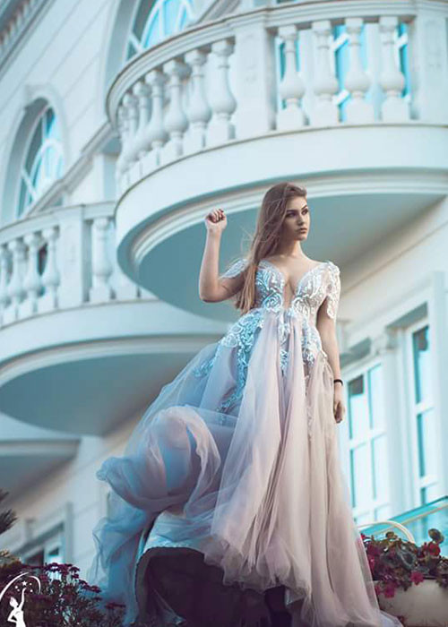 Trejsi đang gây ồn ào bởi trang phục và cách tạo dáng quá táo bạo tại cuộc thi.