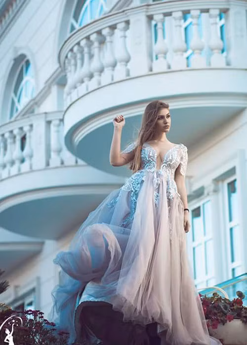 Trejsi đang gây ồn ào bởi trang phục và cách tạo dáng quá táo bạo tại cuộc thi.