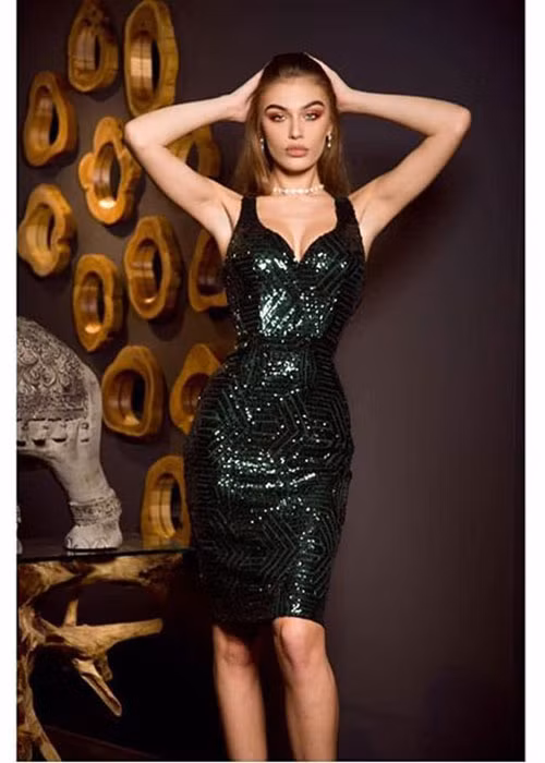 Đối thủ của Hoa hậu H'hen Niê vẫn chưa tiếng về lùm xùm mặc quá gợi cảm để gây chú ý.