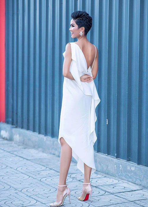 H'hen Niê diện váy áo gợi cảm vừa đủ, trái ngược với Trejsi.