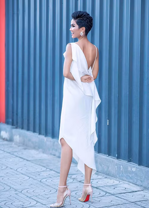 H'hen Niê diện váy áo gợi cảm vừa đủ, trái ngược với Trejsi.