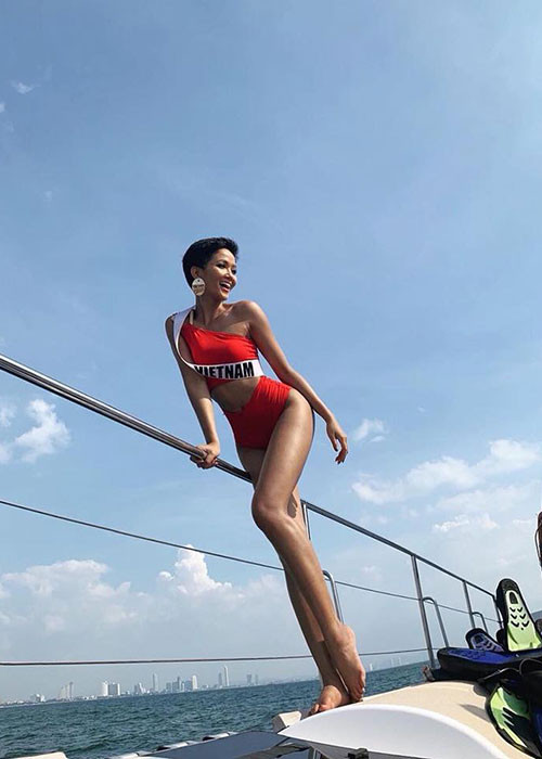 Hình ảnh H'hen Niê mặc trang phục áo tắm lệch vai khoe trọn vóc dáng gợi cảm.