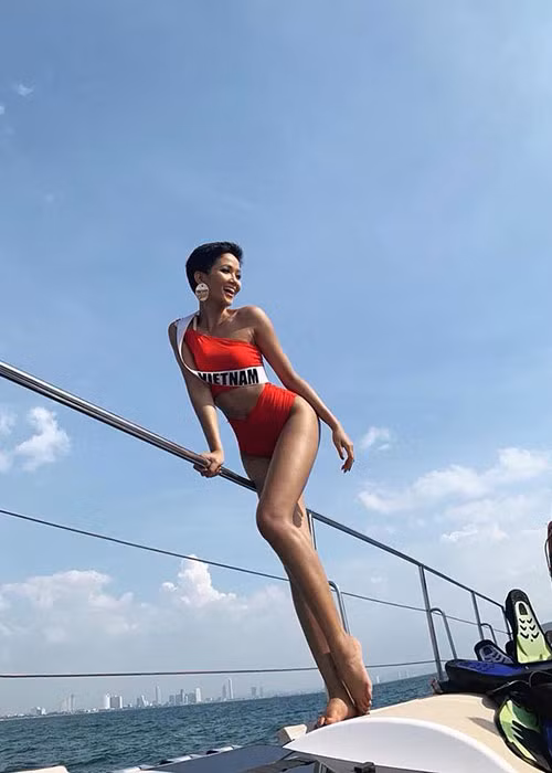 Hình ảnh H'hen Niê mặc trang phục áo tắm lệch vai khoe trọn vóc dáng gợi cảm.