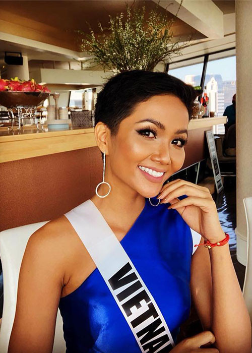 Trong một buổi chụp hình, đại diện Việt Nam cũng chọn mẫu áo lệch vai váy chữ A tông màu xanh lam.