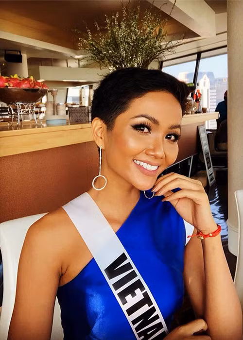 Trong một buổi chụp hình, đại diện Việt Nam cũng chọn mẫu áo lệch vai váy chữ A tông màu xanh lam.