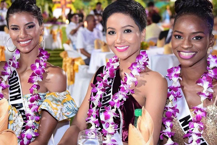 Váy áo lệch vai là mẫu trang phục khiến đại diện Việt Nam mê mẩn trong thời gian vừa qua.