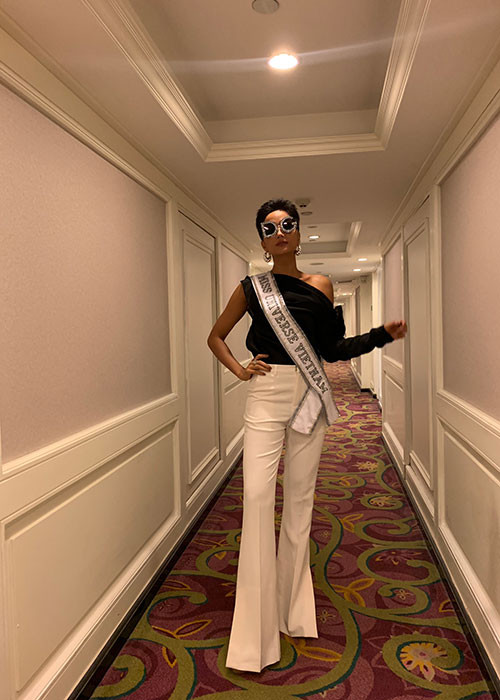 Đại diện Việt Nam thuộc nhóm thí sinh có chiều cao khá (1m72) nên để trở nên trông cao hơn, H'hen Niê thường chọn quần ống loe.