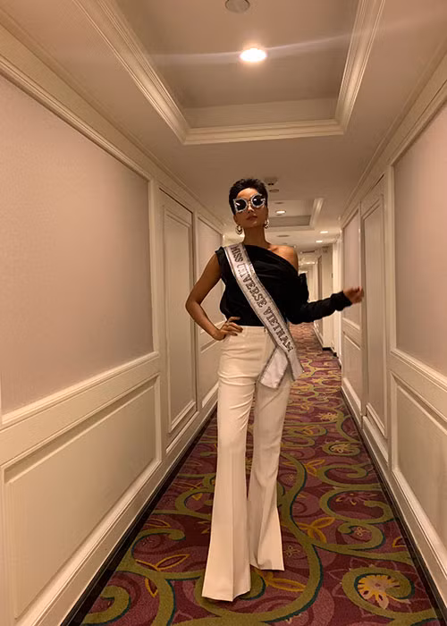 Đại diện Việt Nam thuộc nhóm thí sinh có chiều cao khá (1m72) nên để trở nên trông cao hơn, H'hen Niê thường chọn quần ống loe.