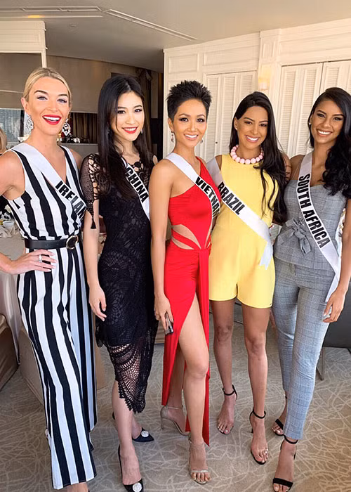 Sau khi bước chân vào cuộc thi, H'hen Niê liên tục chọn kiểu trang phục lệch vai được biến hóa theo nhiều phong cách.