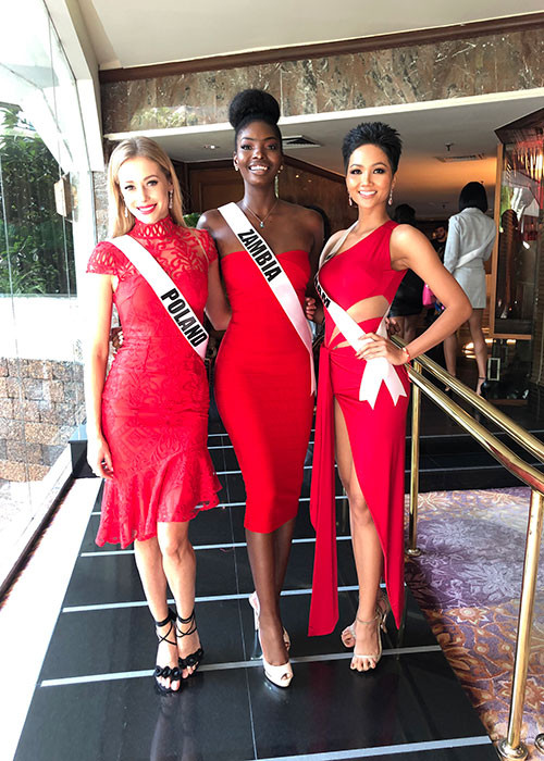 Hình ảnh H'hen Niê diện đầm đỏ lệch vai cắt xẻ táo bạo ở một sự kiện.