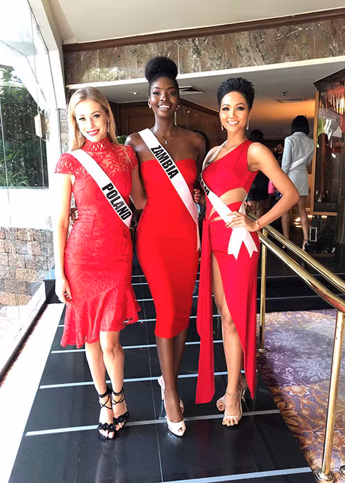 Hình ảnh H'hen Niê diện đầm đỏ lệch vai cắt xẻ táo bạo ở một sự kiện.