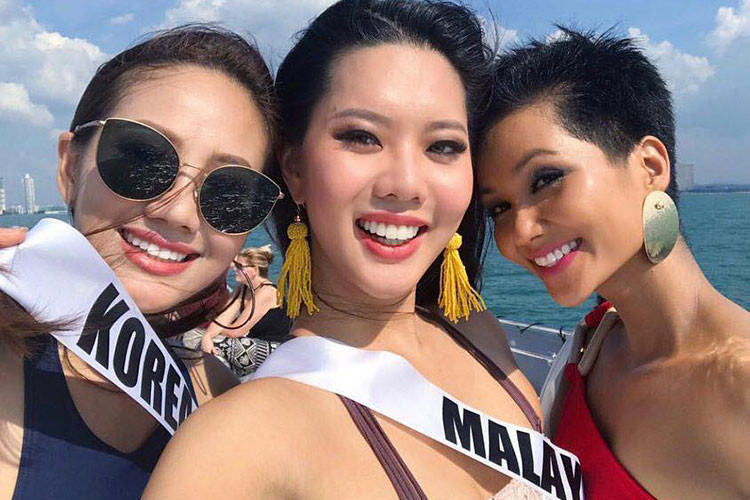 Váy áo lệch vai được xem là kiểu trang phục nửa kín nửa hở giúp người mặc khoe vai trần gợi cảm, cổ thon thả.