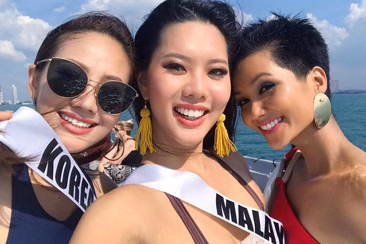 Váy áo lệch vai được xem là kiểu trang phục nửa kín nửa hở giúp người mặc khoe vai trần gợi cảm, cổ thon thả.