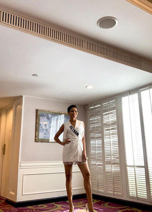 Ở một số hoạt động, Hoa hậu H'hen Niê tự thay đổi phong cách mà không đi theo hướng dẫn của ê-kíp.