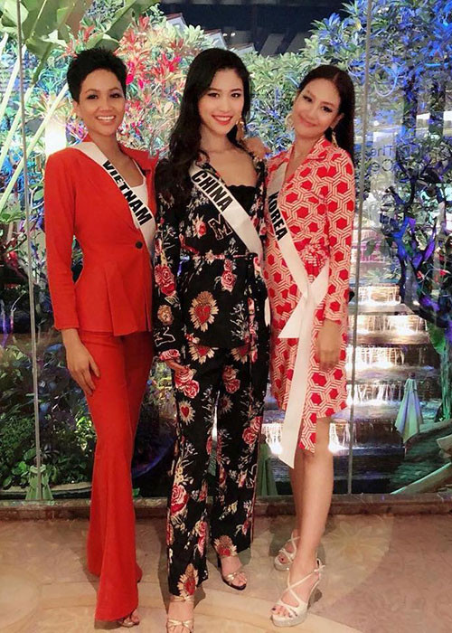 Ngoài váy áo lệch vai, H'hen Niê còn mê mẩn vest.