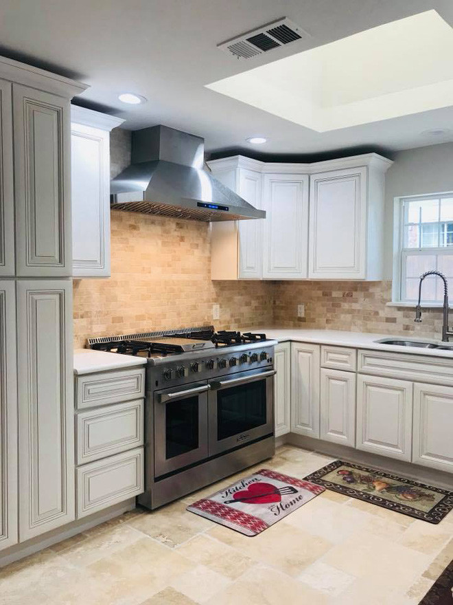 Để tăng nét gần gũi nhưng không kém phần sang trọng cho không gian, vợ chồng ca sĩ Hồng Ngọc ưu tiên sử dụng ánh sáng vàng ấm áp và chất liệu gỗ với tông màu trầm. Mỗi không gian được thiết kế đầy đủ nội thất cơ bản, là nơi để các nghệ sĩ luôn cảm thấy ấm cúng và thoải mái như đang nghỉ ngơi trong chính ngôi nhà của mình.