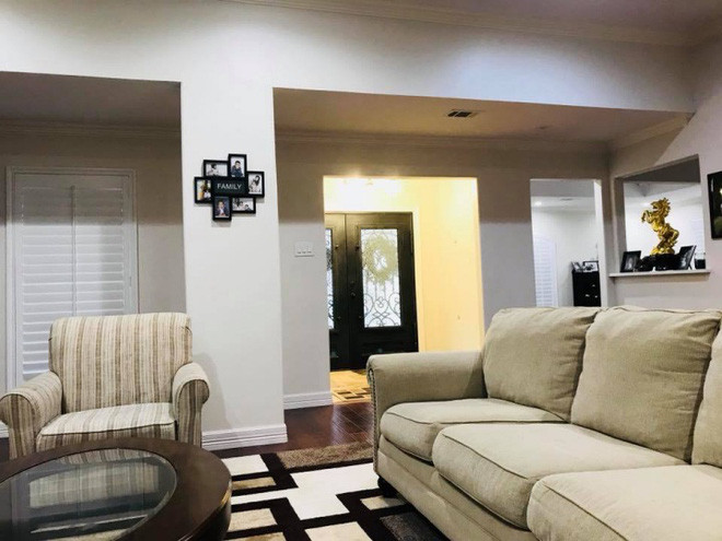 Không gian phòng khách được thiết kế đơn giản đậm nét phong cách Mỹ.