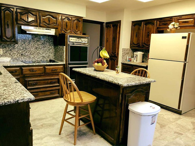 Vợ chồng ca sĩ Hồng Ngọc tạo khoảng không gian thoáng đãng, trung tính tăng nét đẹp hiện đại và gần gũi cho căn phòng.