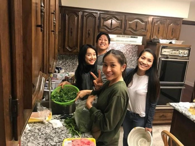 Nhã Phương, Trường Giang cũng từng ở căn nhà này trong chuyến đi lưu diễn ở Mỹ gần đây. Cặp đôi cùng nhau vào bếp làm các món nhậu.