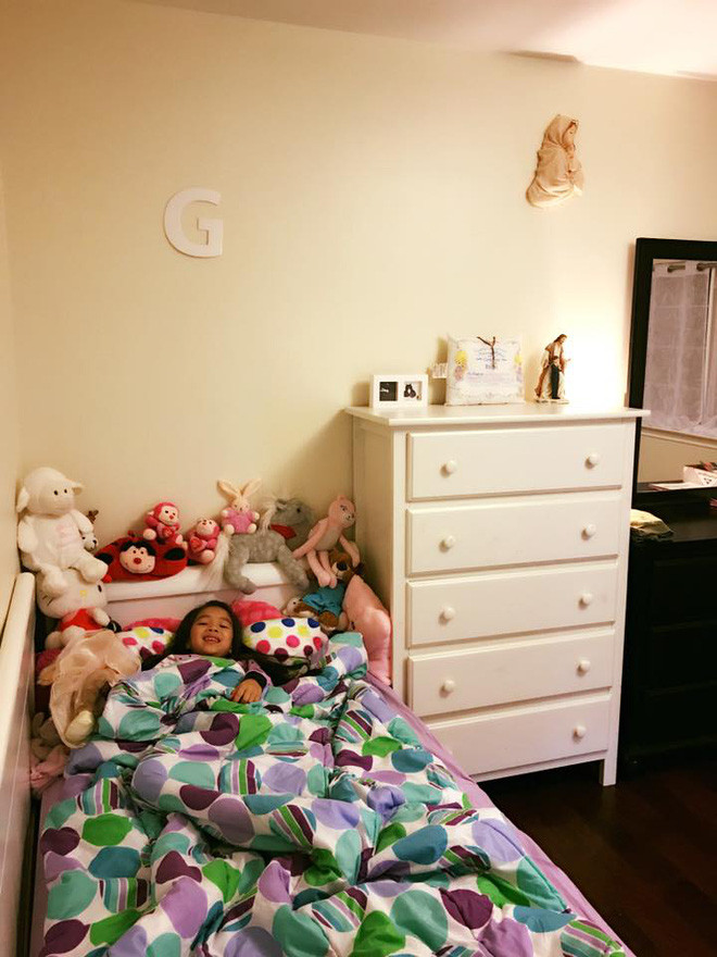 Phòng ngủ cho khách được bố trí đầy đủ vật dụng nhưng vẫn gọn xinh.