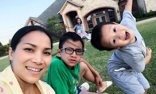 Vợ chồng ca sĩ Hồng Ngọc và Thomas Tâm Nguyễn đã quyết định xây dựng một căn nhà mới rộng rãi ở Texas, Hoa Kỳ với nhiều phòng ngủ, không chỉ là nơi bắt đầu một cuộc sống thoải mái cho gia đình mà còn thể hiện sự hiếu khách, tiếp đón những nghệ sĩ Việt sang Mỹ lưu diễn.