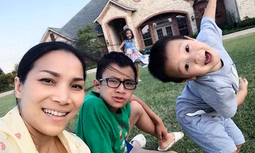 Vợ chồng ca sĩ Hồng Ngọc và Thomas Tâm Nguyễn đã quyết định xây dựng một căn nhà mới rộng rãi ở Texas, Hoa Kỳ với nhiều phòng ngủ, không chỉ là nơi bắt đầu một cuộc sống thoải mái cho gia đình mà còn thể hiện sự hiếu khách, tiếp đón những nghệ sĩ Việt sang Mỹ lưu diễn.