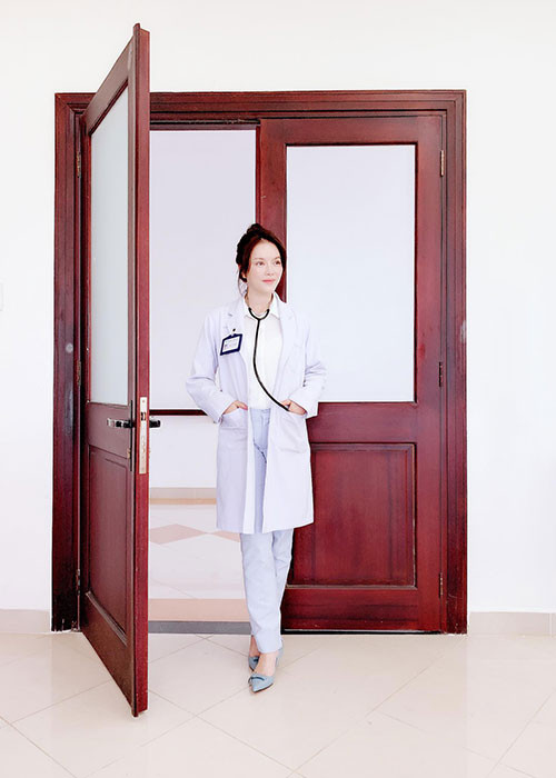 Trong "Thiên đường", Lý Nhã Kỳ đóng vai bác sĩ Thiên Di xinh đẹp, giản dị, đôi khi rất mong manh.