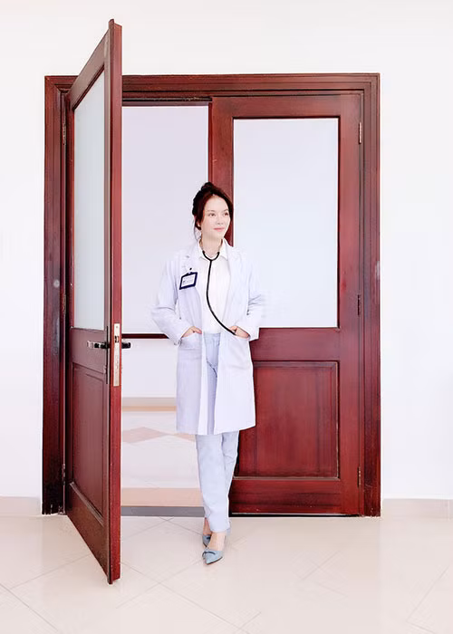 Trong "Thiên đường", Lý Nhã Kỳ đóng vai bác sĩ Thiên Di xinh đẹp, giản dị, đôi khi rất mong manh.